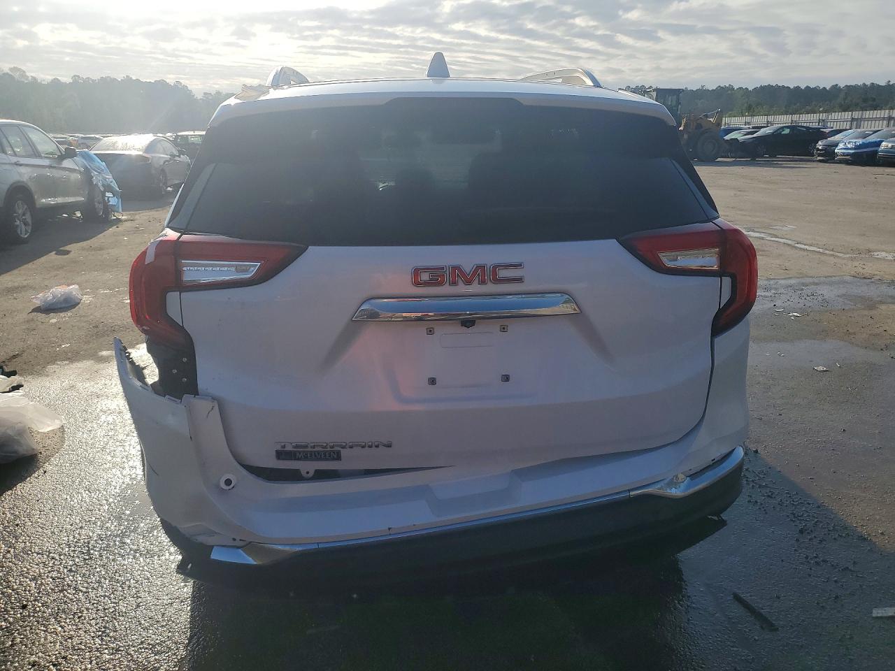 2024 GMC TERRAIN SLT photo 11