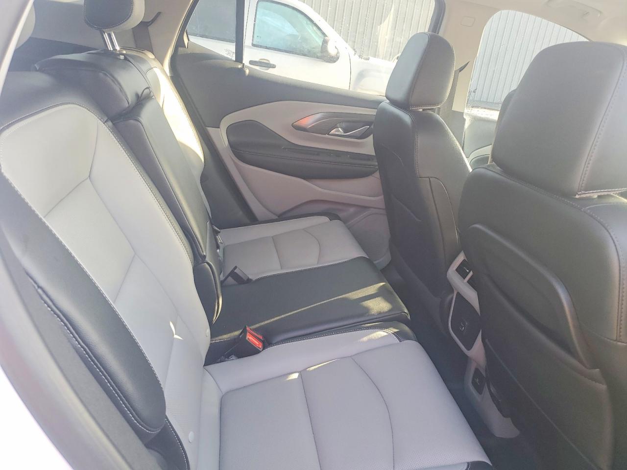 2024 GMC TERRAIN SLT photo 21