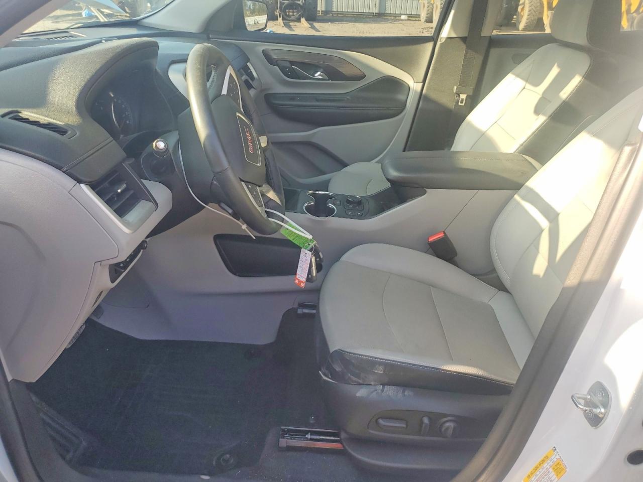 2024 GMC TERRAIN SLT photo 13