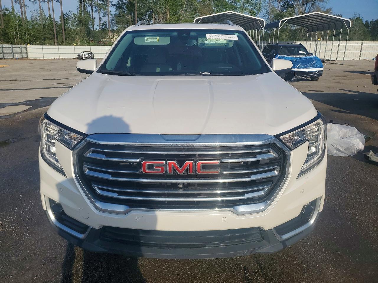 2024 GMC TERRAIN SLT photo 9