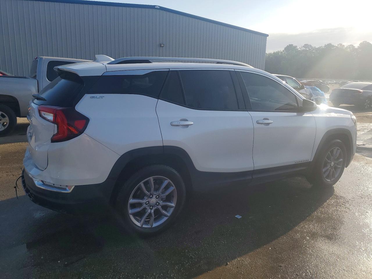 2024 GMC TERRAIN SLT photo 5