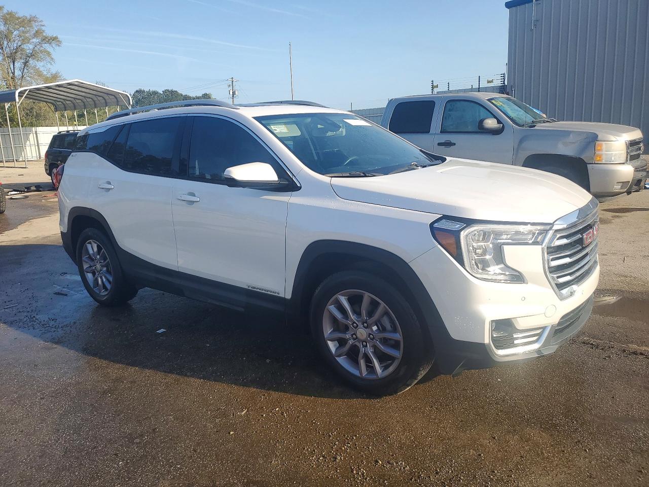 2024 GMC TERRAIN SLT photo 7