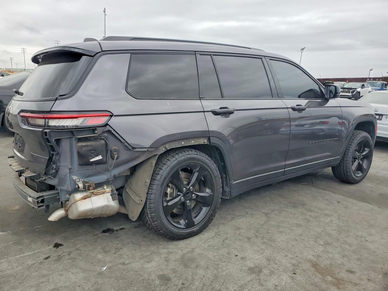 2023 JEEP GRAND CHEROKEE L LAREDO photo 3