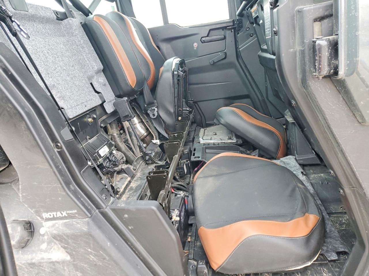 2024 CAN-AM DEFENDER UTILITY VEHICLE photo 11