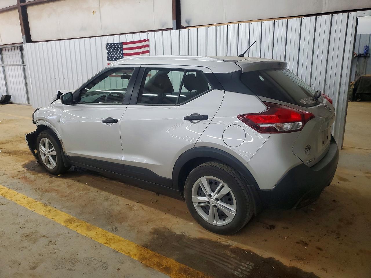 2018 NISSAN KICKS S photo 2