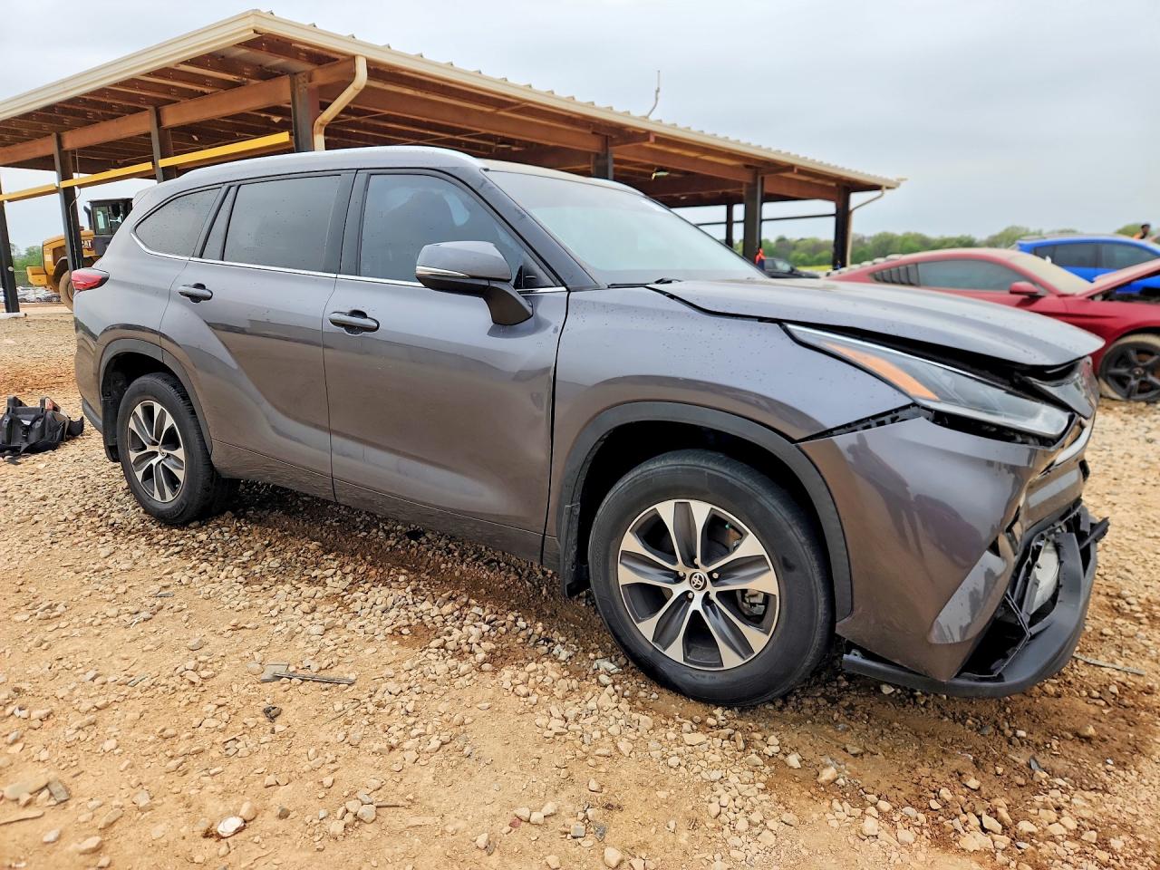 2021 TOYOTA HIGHLANDER XLE photo 10
