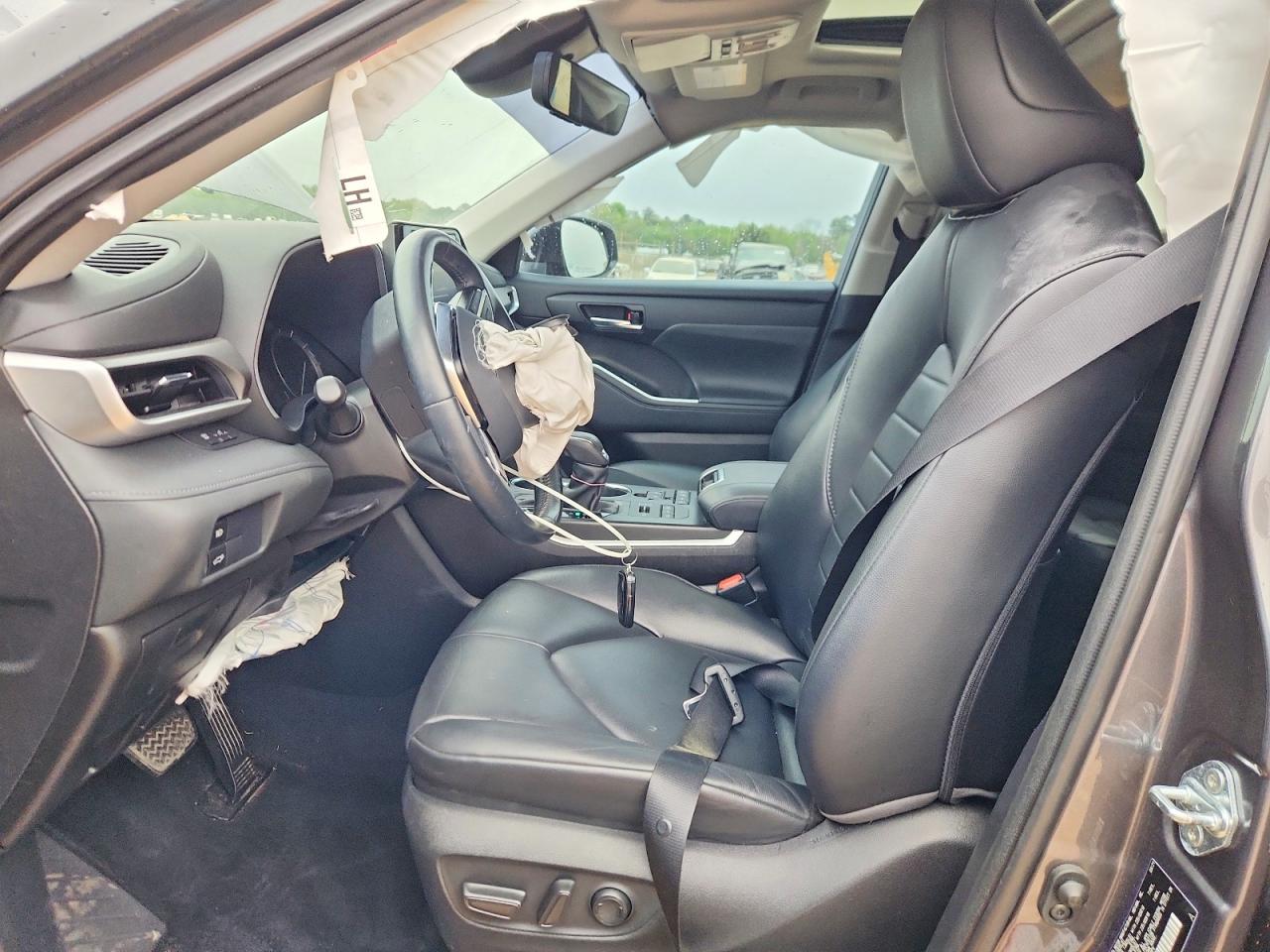 2021 TOYOTA HIGHLANDER XLE photo 19