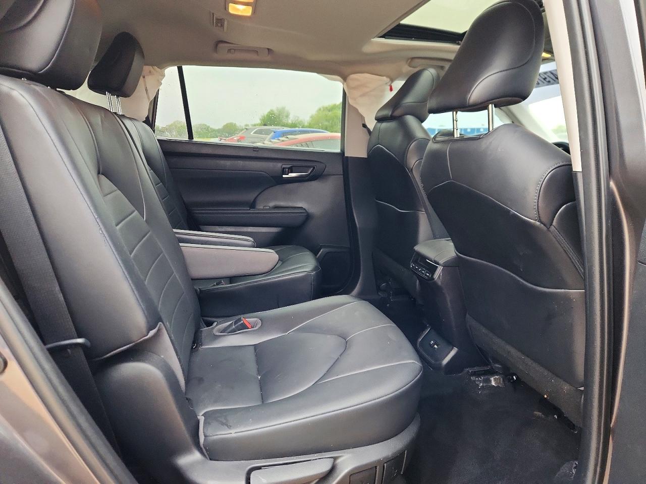 2021 TOYOTA HIGHLANDER XLE photo 31