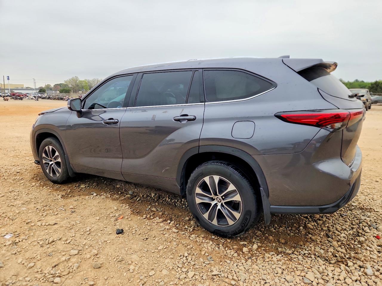 2021 TOYOTA HIGHLANDER XLE photo 4