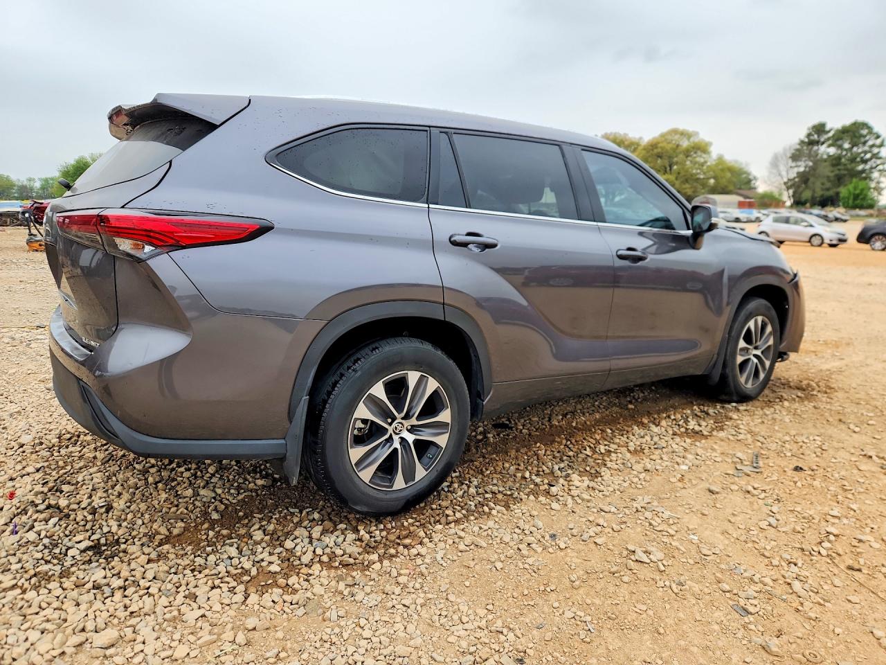 2021 TOYOTA HIGHLANDER XLE photo 7