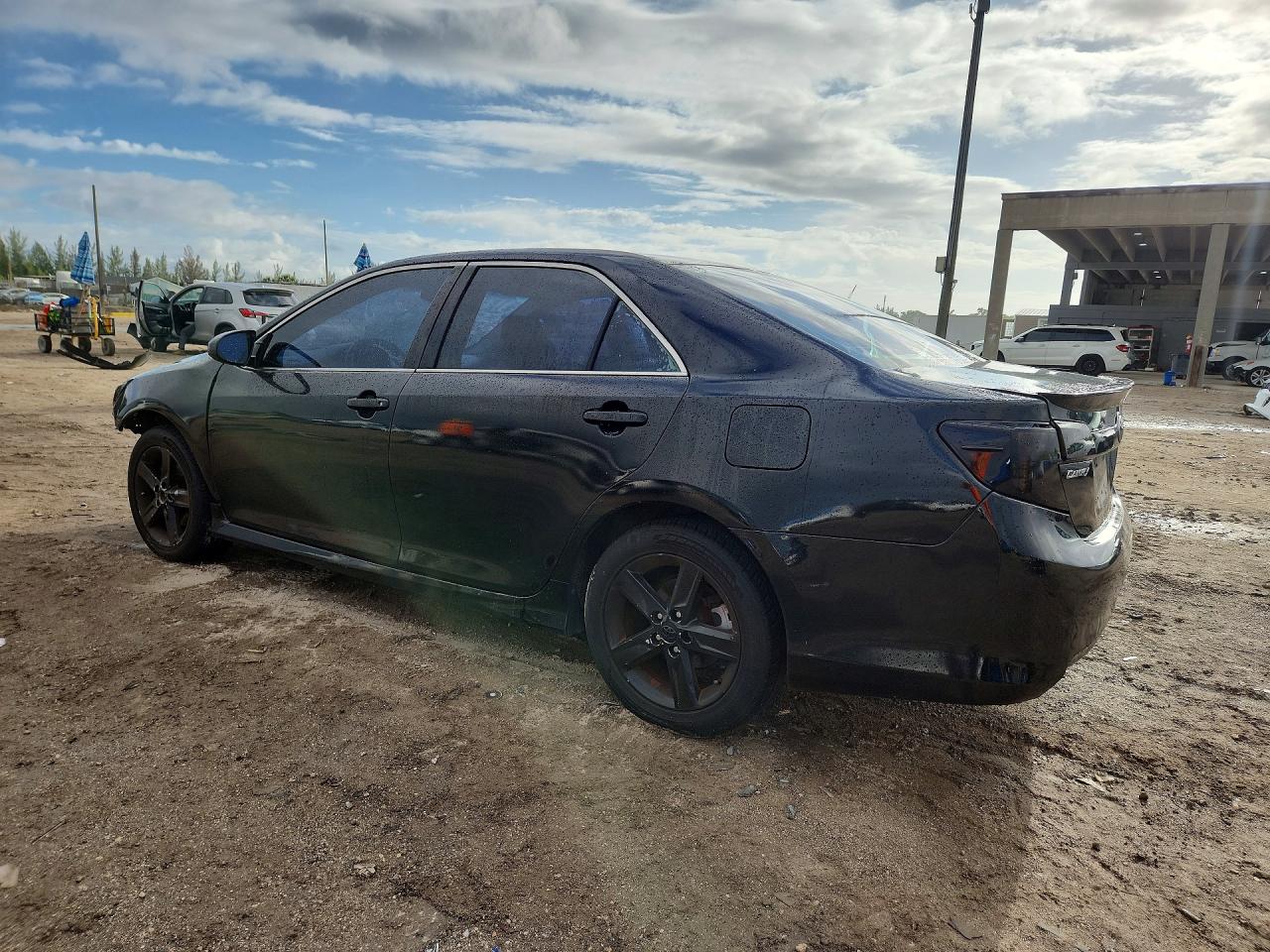2014 TOYOTA CAMRY SE photo 3