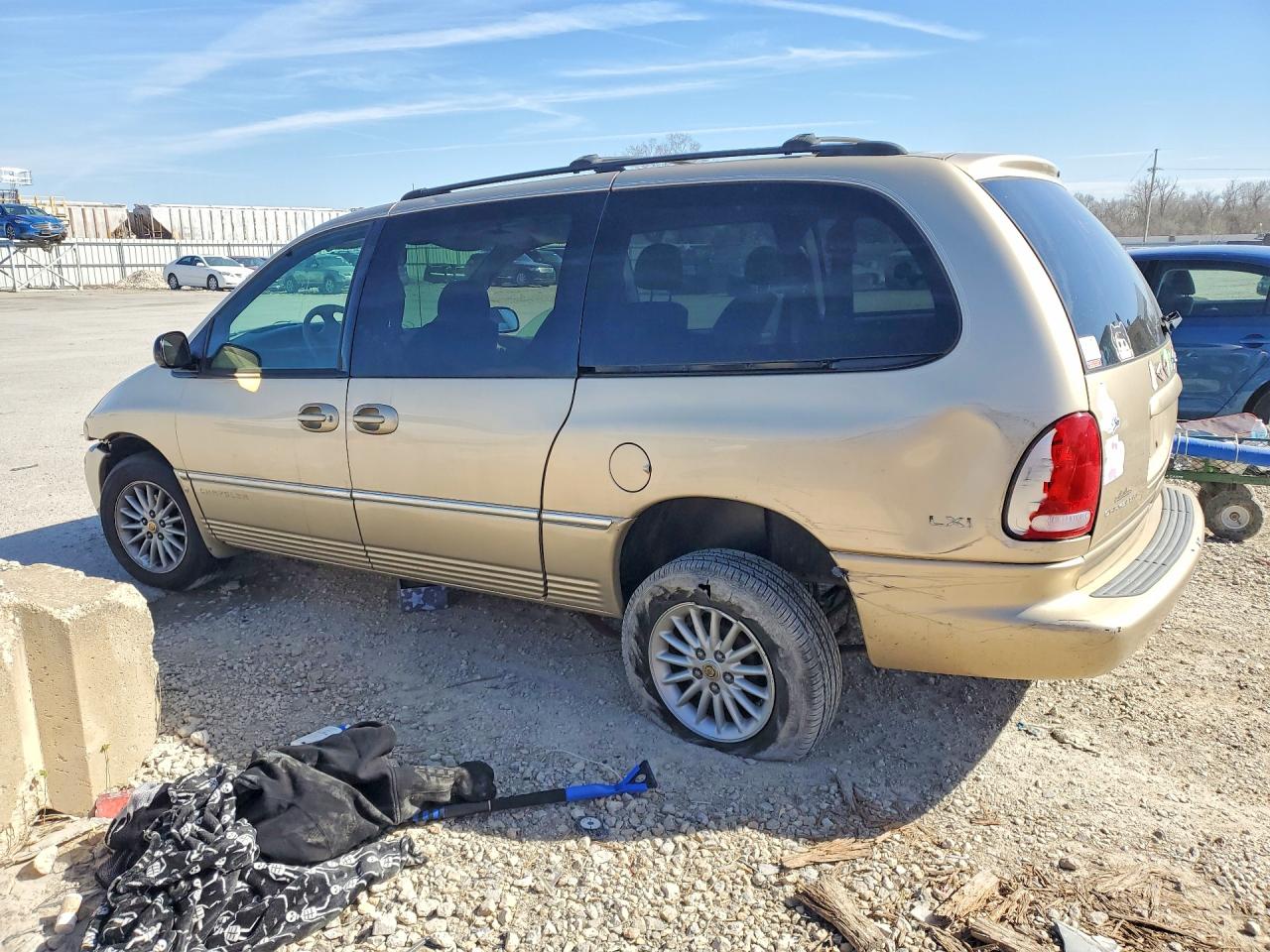 2000 CHRYSLER TOWN & COUNTRY LXI photo 3