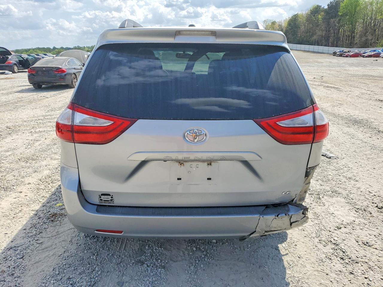 2015 TOYOTA SIENNA LE 8-PASSENGER photo 11