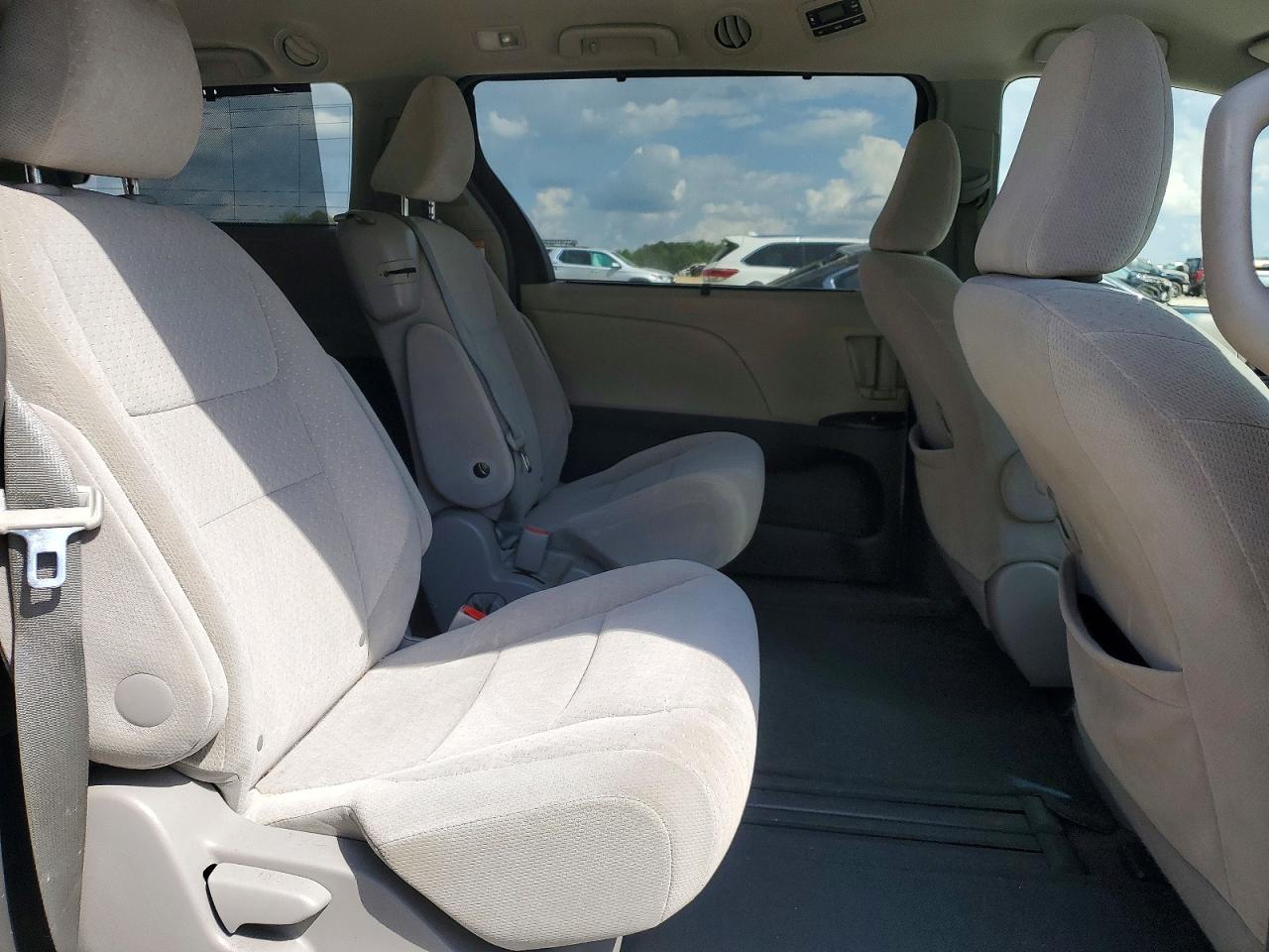 2015 TOYOTA SIENNA LE 8-PASSENGER photo 21