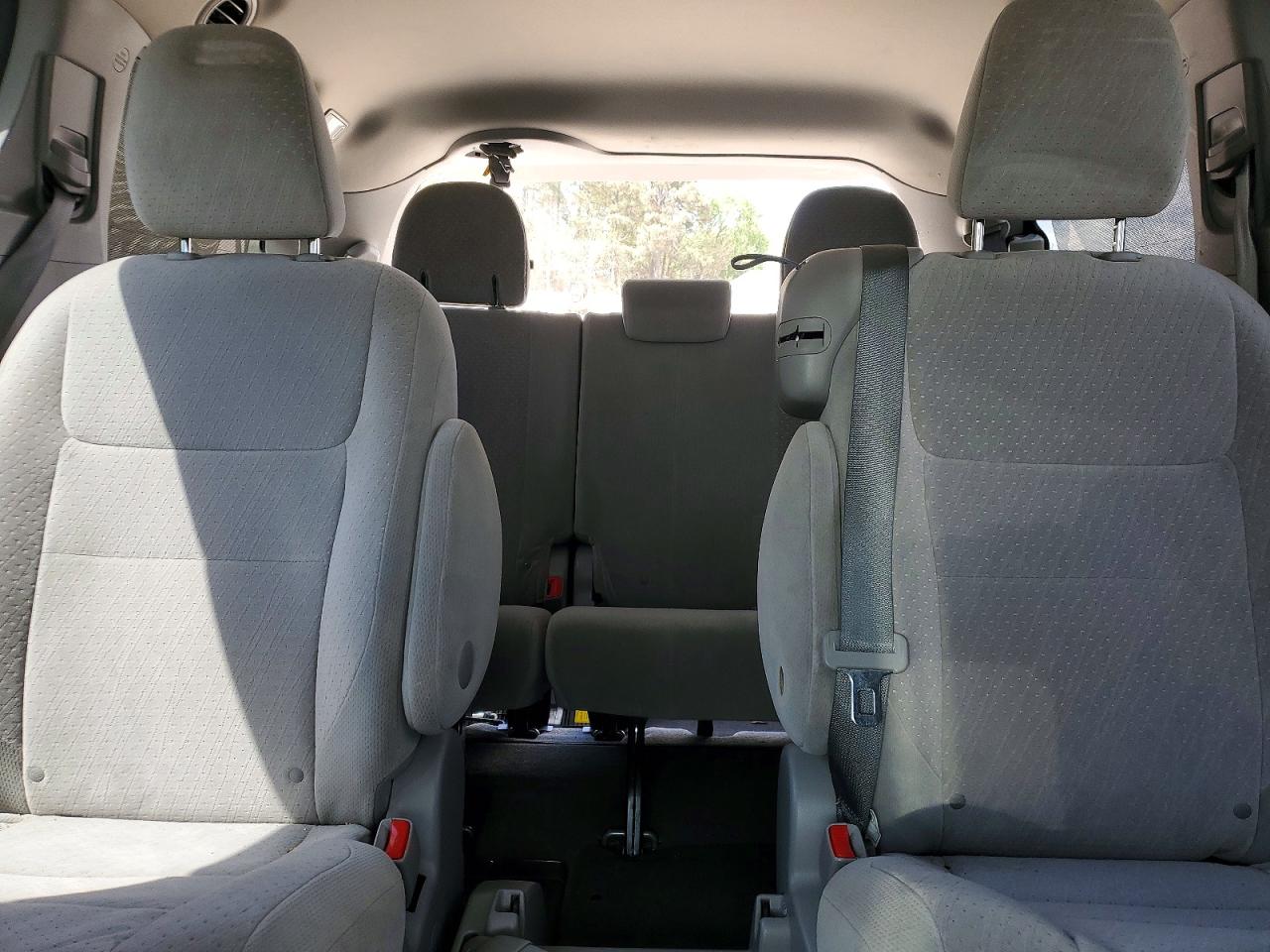 2015 TOYOTA SIENNA LE 8-PASSENGER photo 19