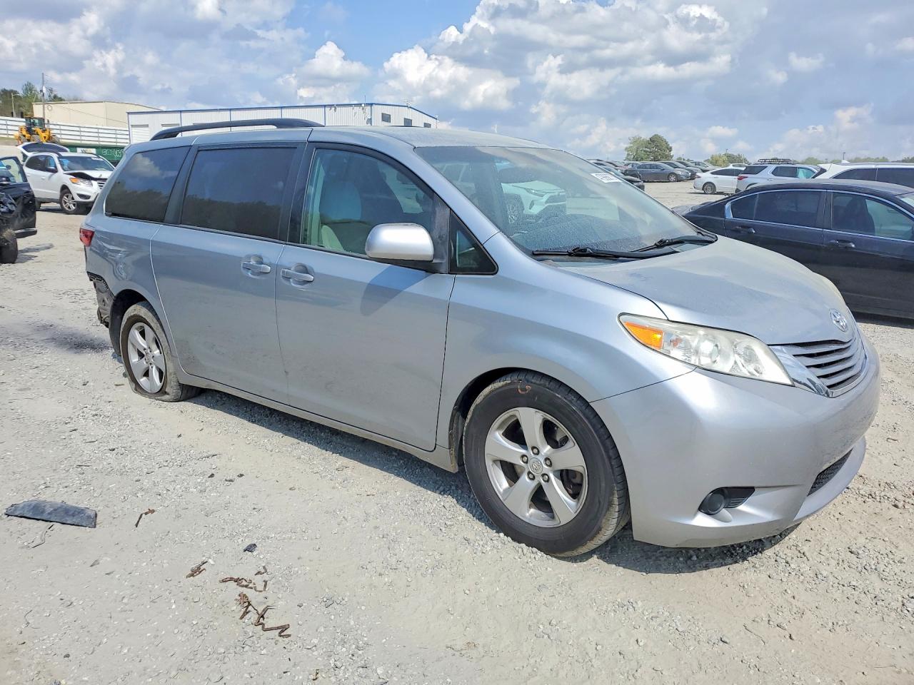 2015 TOYOTA SIENNA LE 8-PASSENGER photo 7