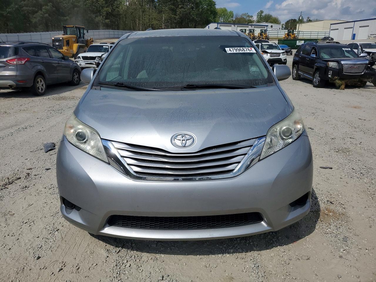 2015 TOYOTA SIENNA LE 8-PASSENGER photo 9