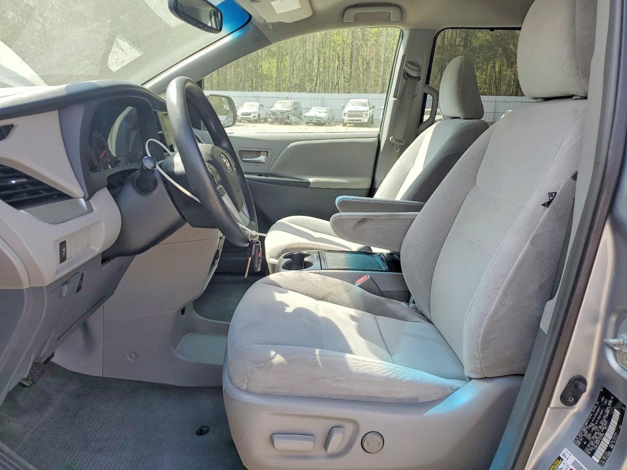 2015 TOYOTA SIENNA LE 8-PASSENGER photo 13