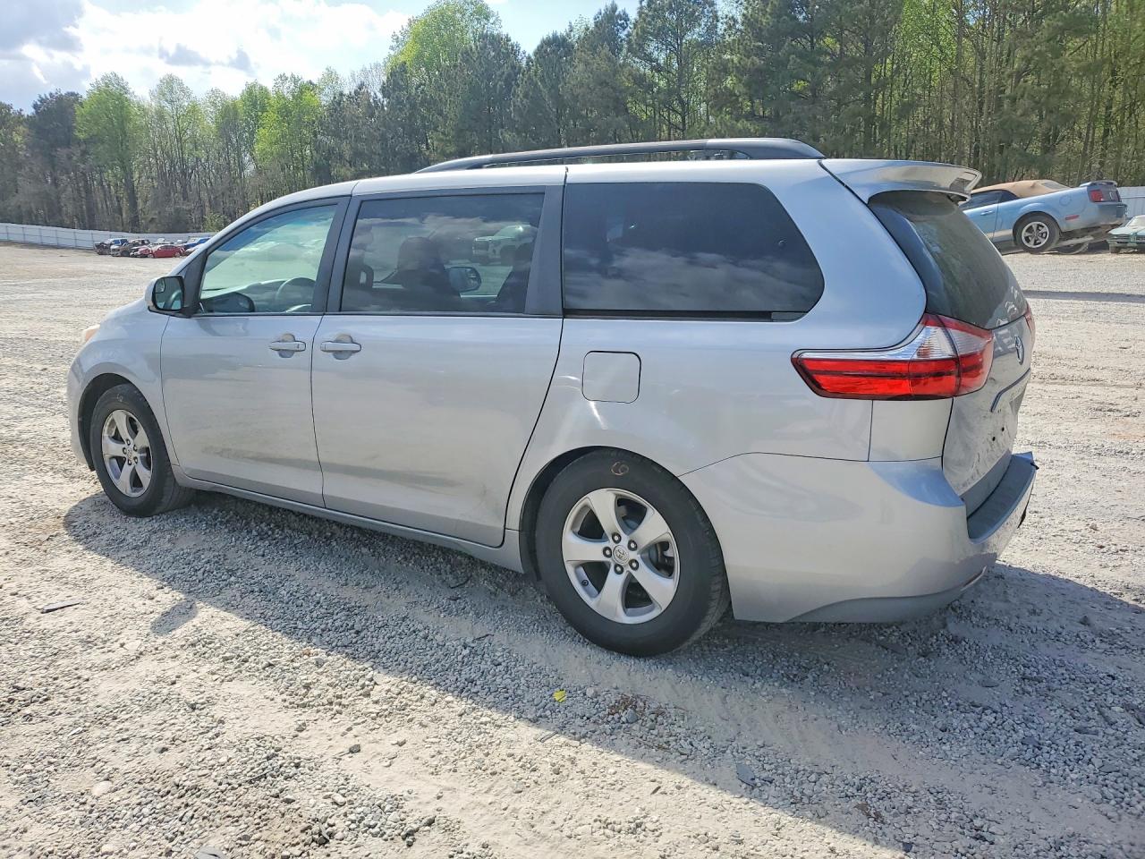 2015 TOYOTA SIENNA LE 8-PASSENGER photo 3