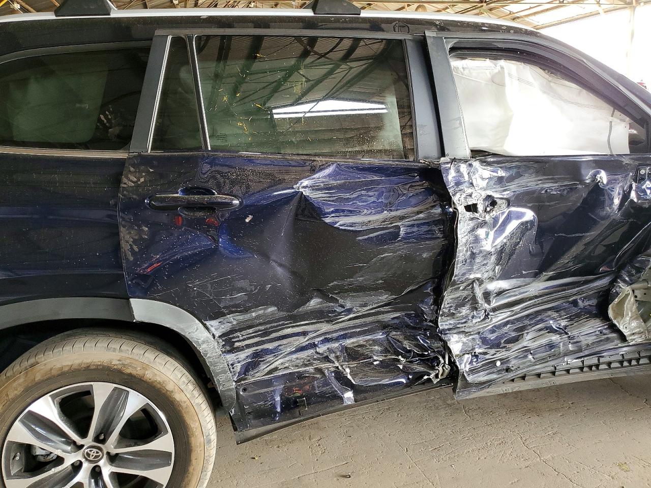 2023 TOYOTA HIGHLANDER XLE photo 11