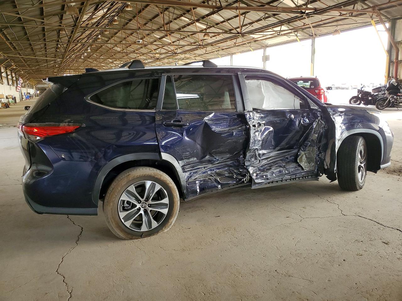 2023 TOYOTA HIGHLANDER XLE photo 3
