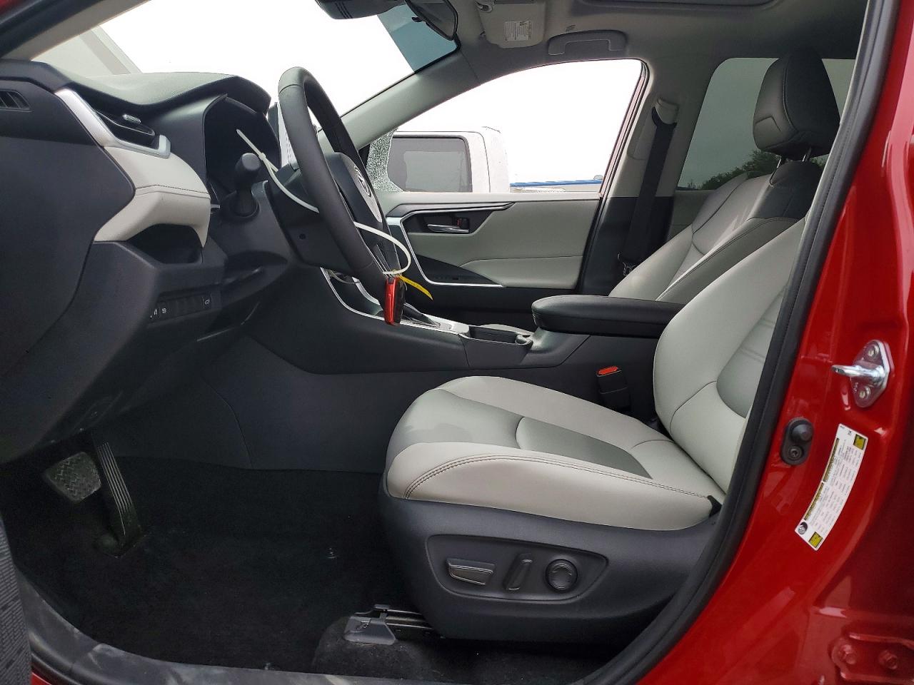 2025 TOYOTA RAV4 XLE PREMIUM photo 19