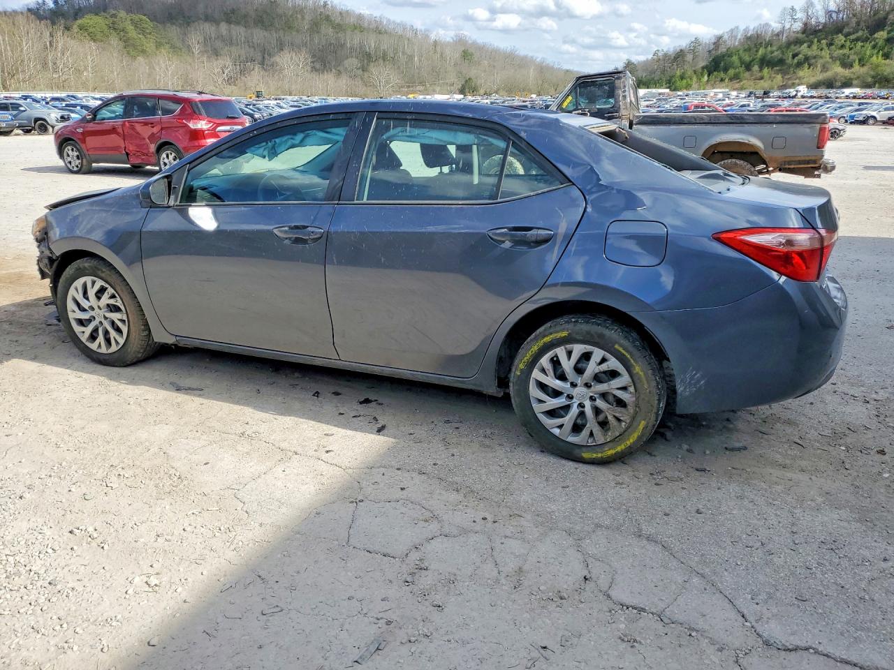 2017 TOYOTA COROLLA LE photo 2