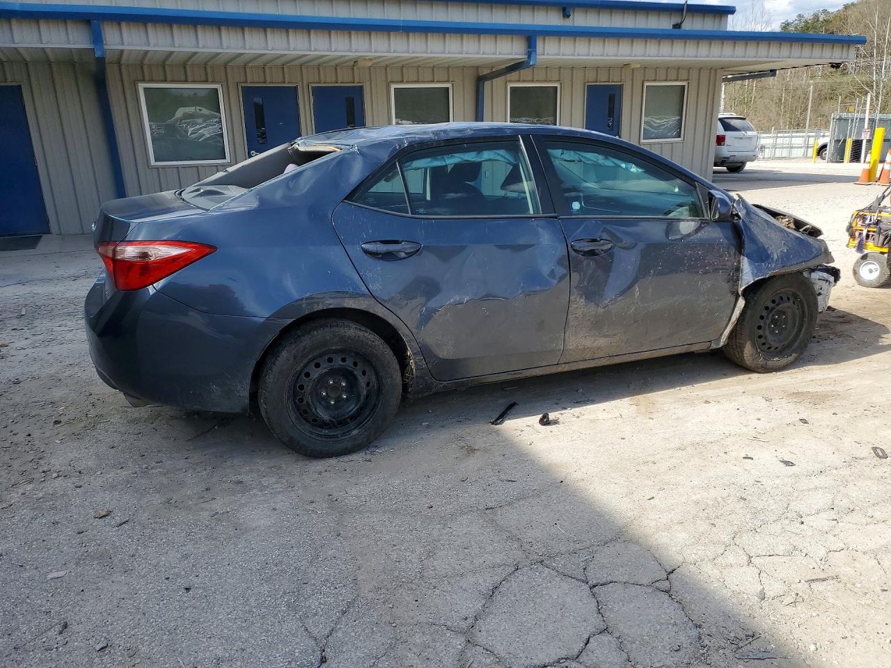 2017 TOYOTA COROLLA LE photo 3