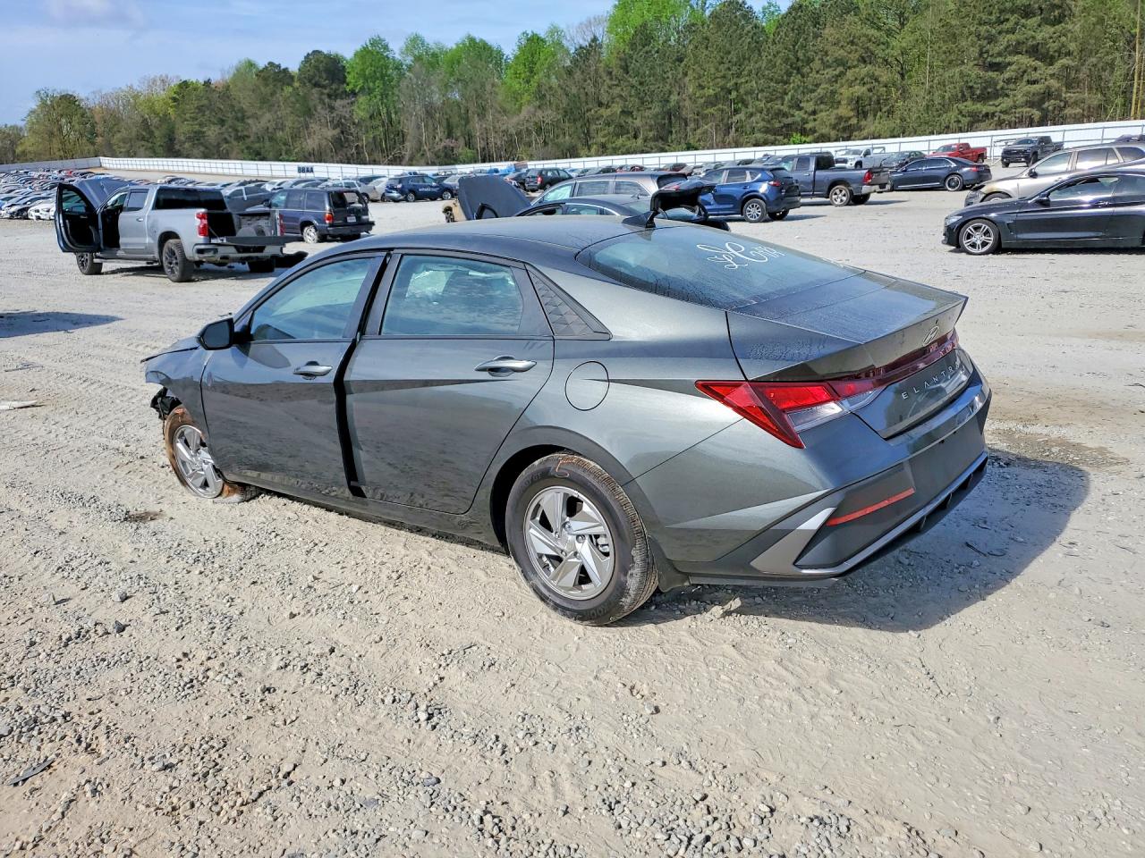 2025 HYUNDAI ELANTRA SE photo 2