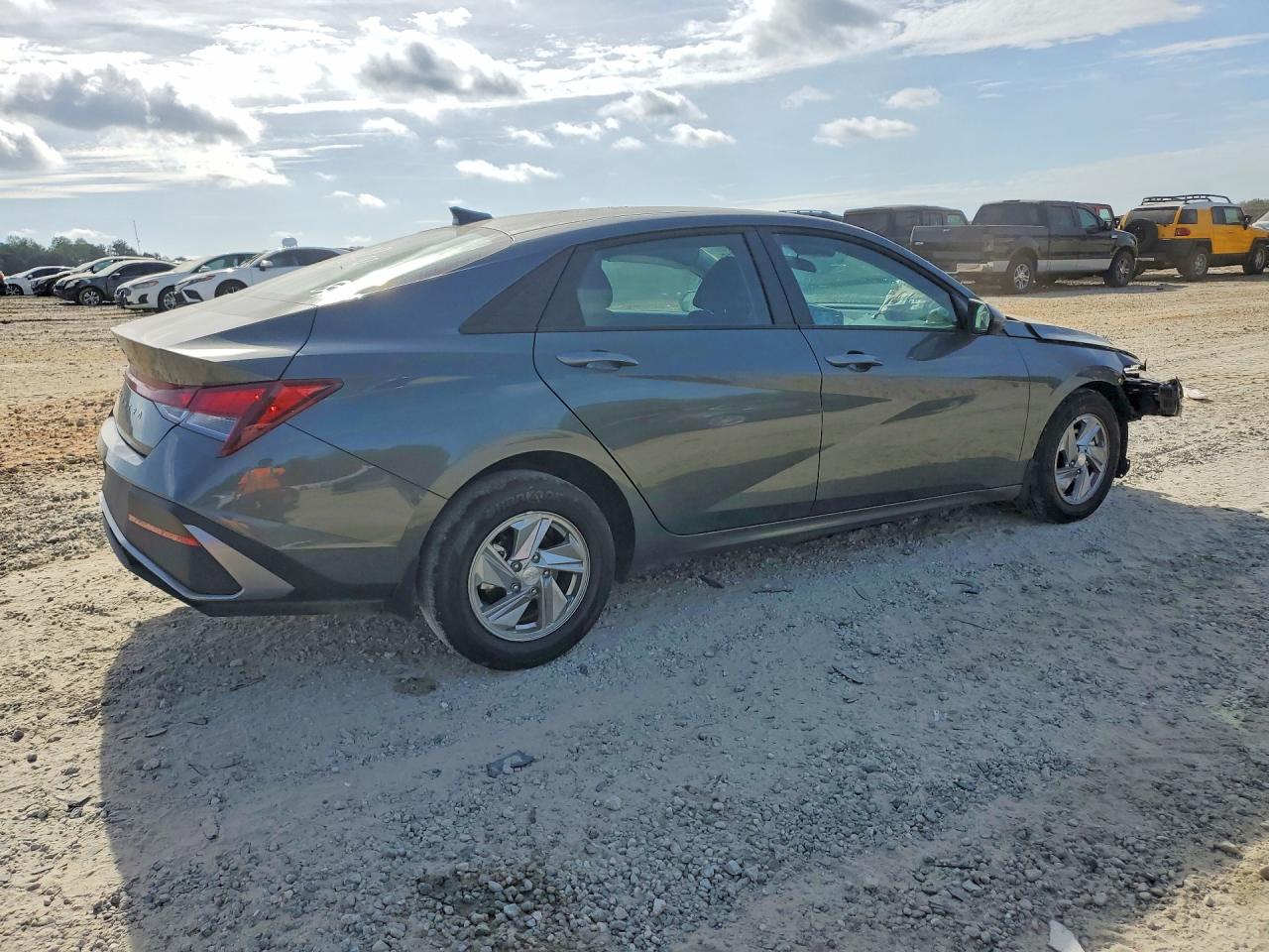 2025 HYUNDAI ELANTRA SE photo 3