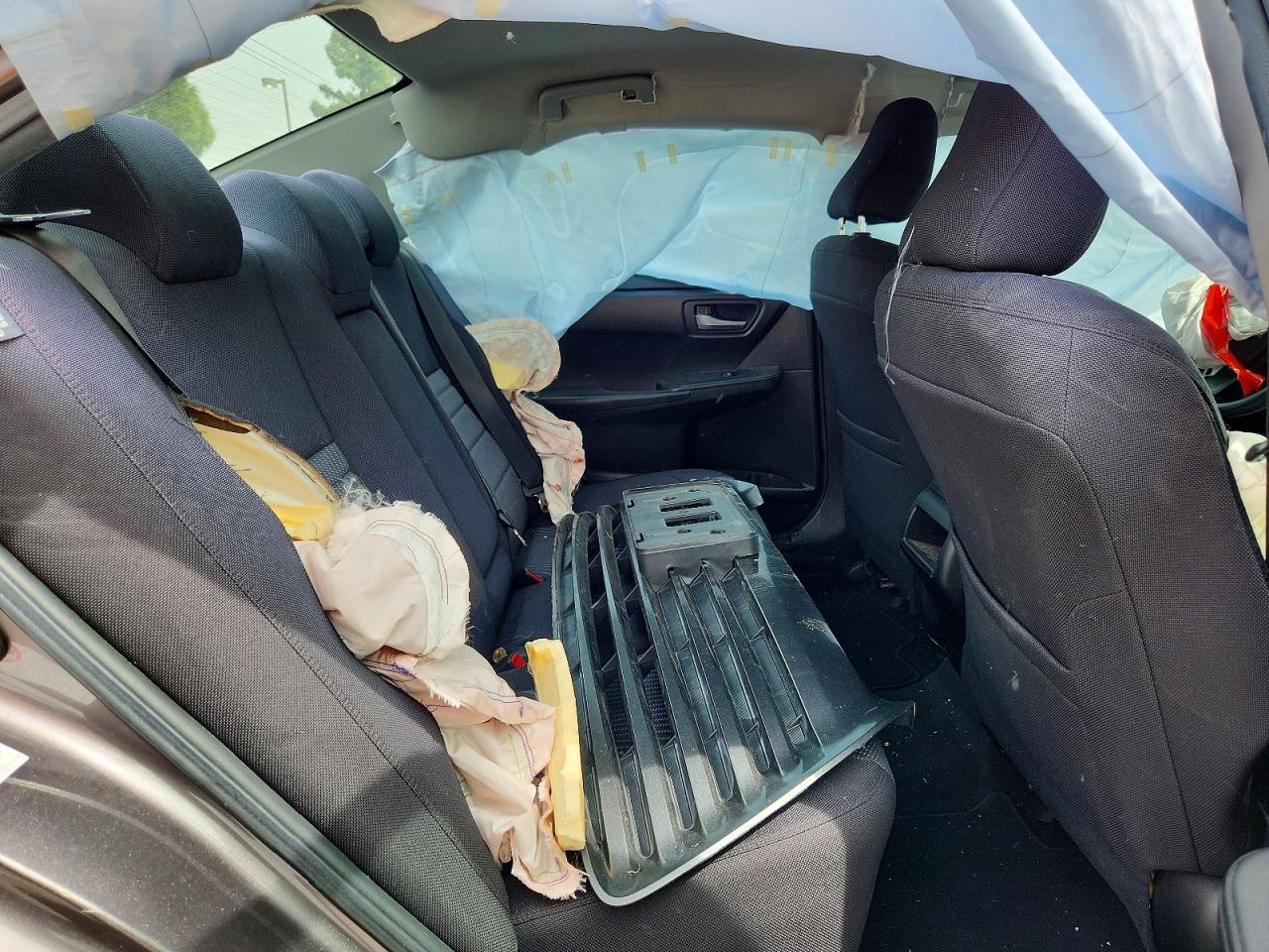 2015 TOYOTA CAMRY LE photo 28