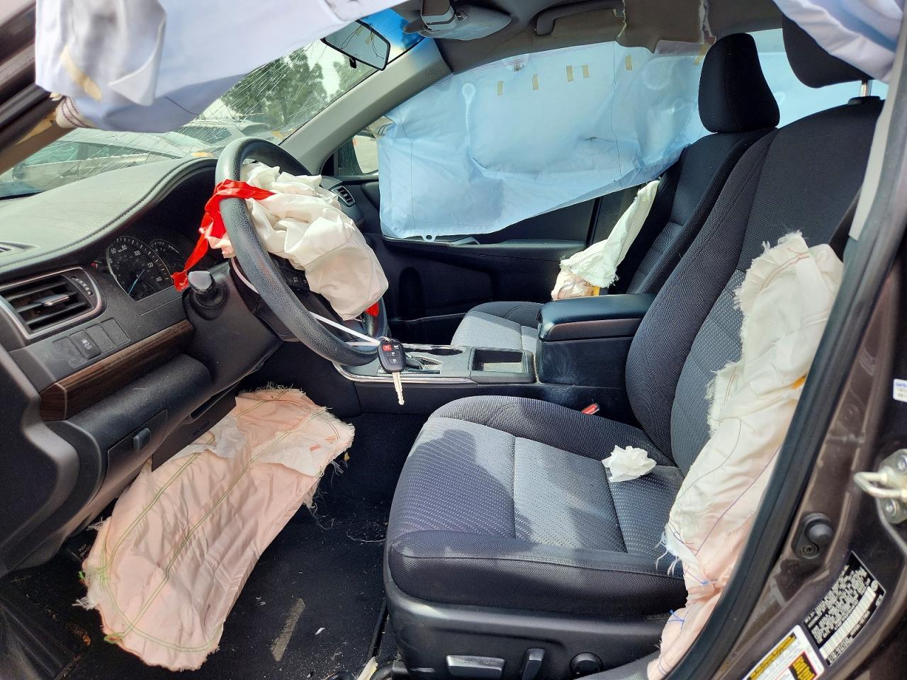 2015 TOYOTA CAMRY LE photo 19
