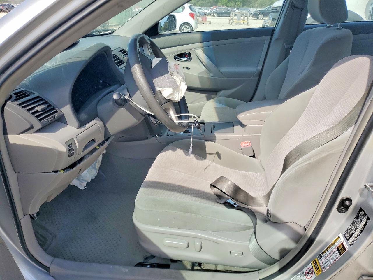 2011 TOYOTA CAMRY LE photo 19
