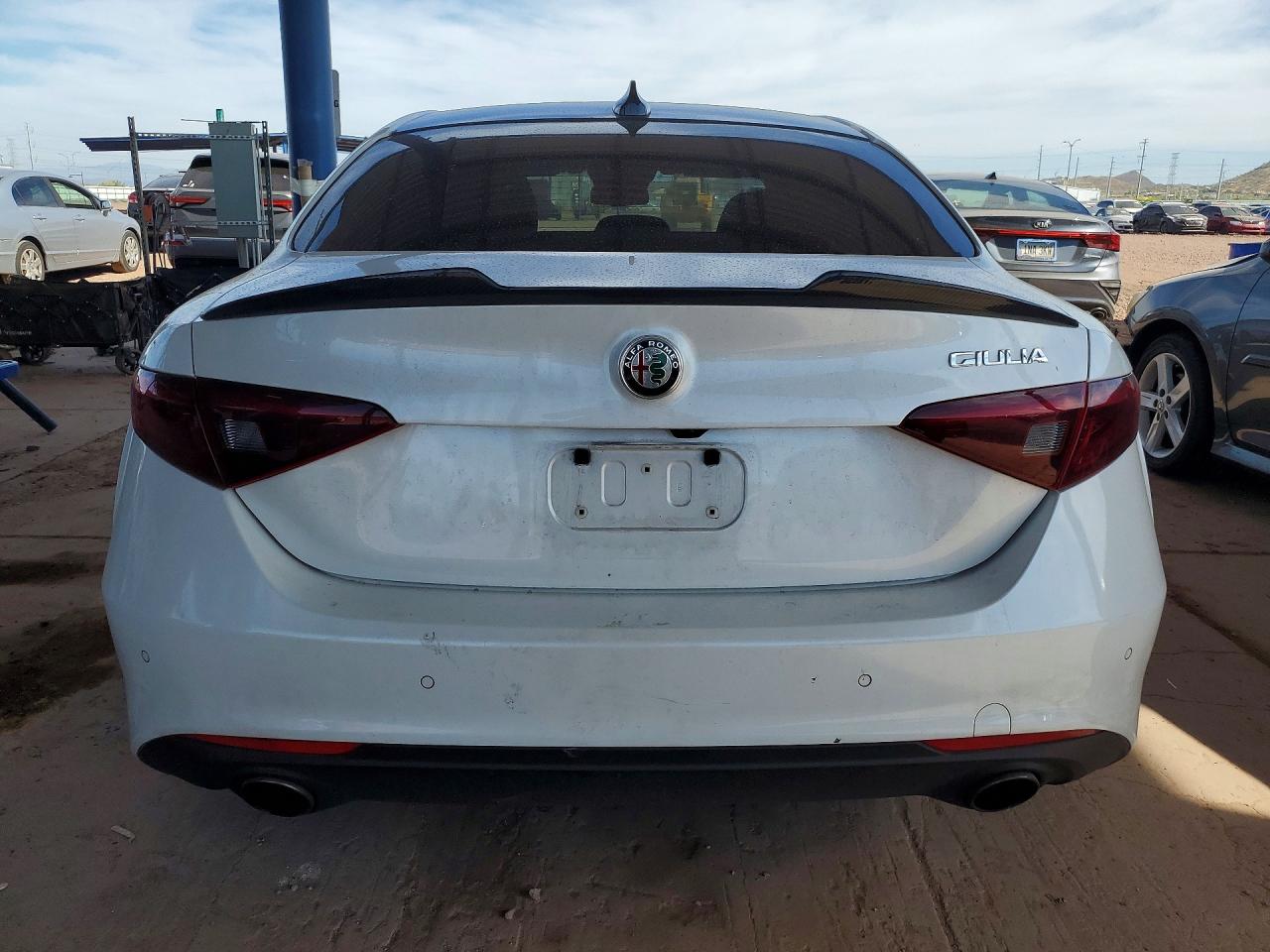 2017 ALFA ROMEO GIULIA TI photo 6