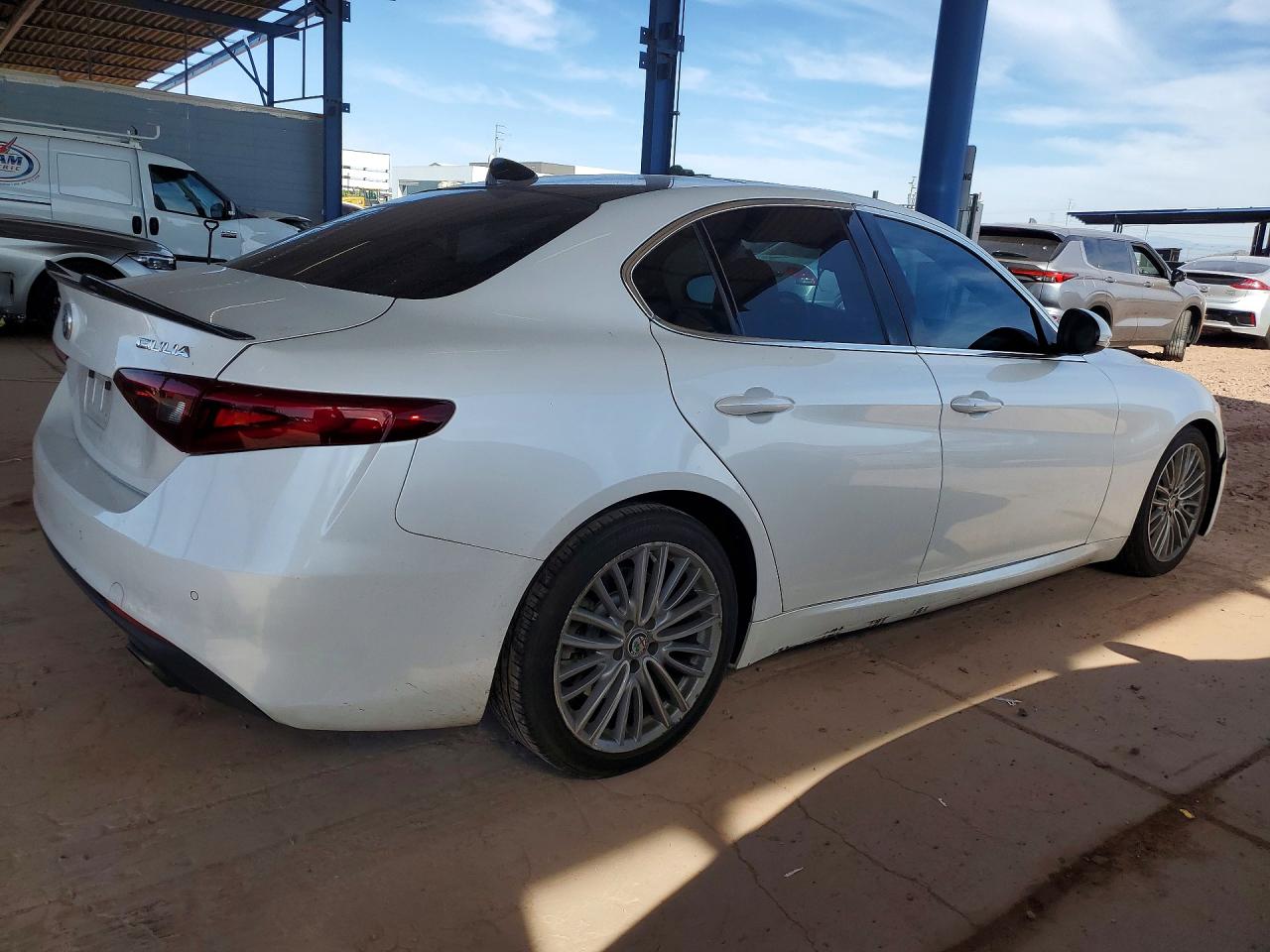 2017 ALFA ROMEO GIULIA TI photo 3