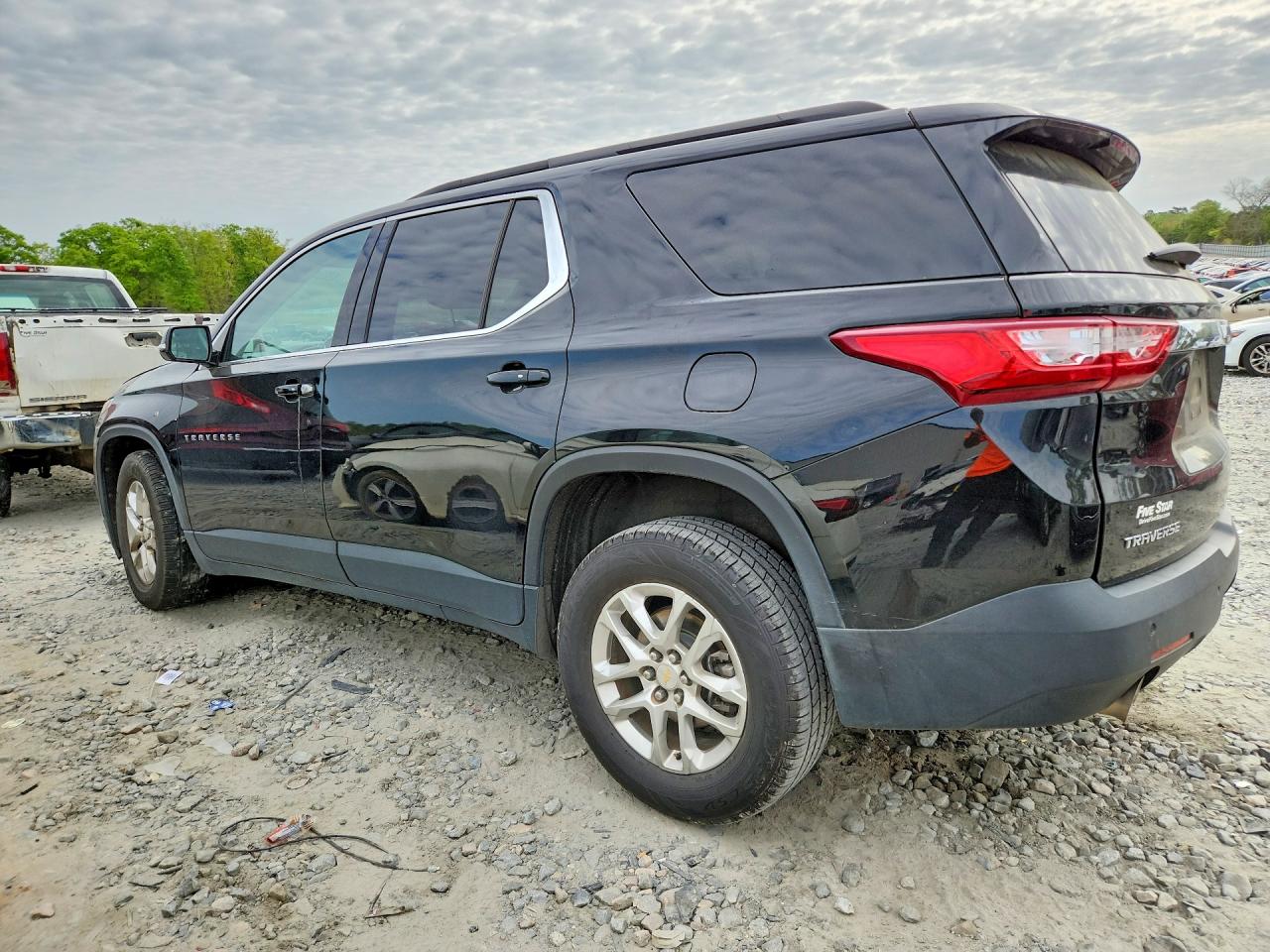 2019 CHEVROLET TRAVERSE LT photo 2