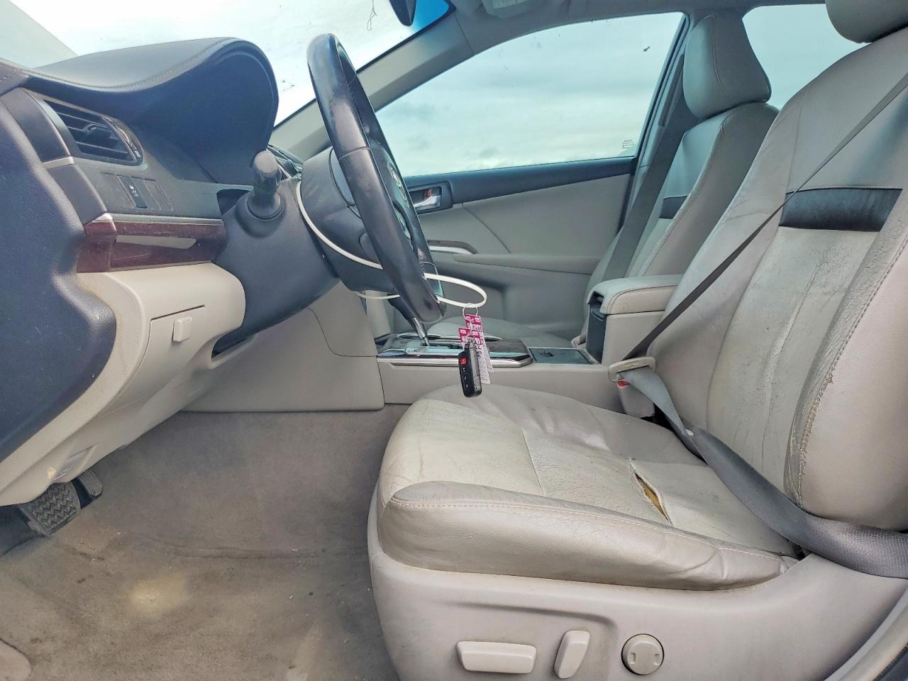 2012 TOYOTA CAMRY XLE photo 13