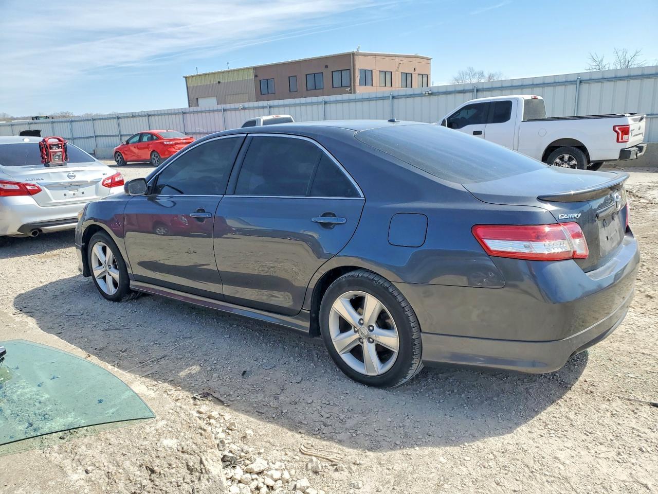 2011 TOYOTA CAMRY SE photo 2