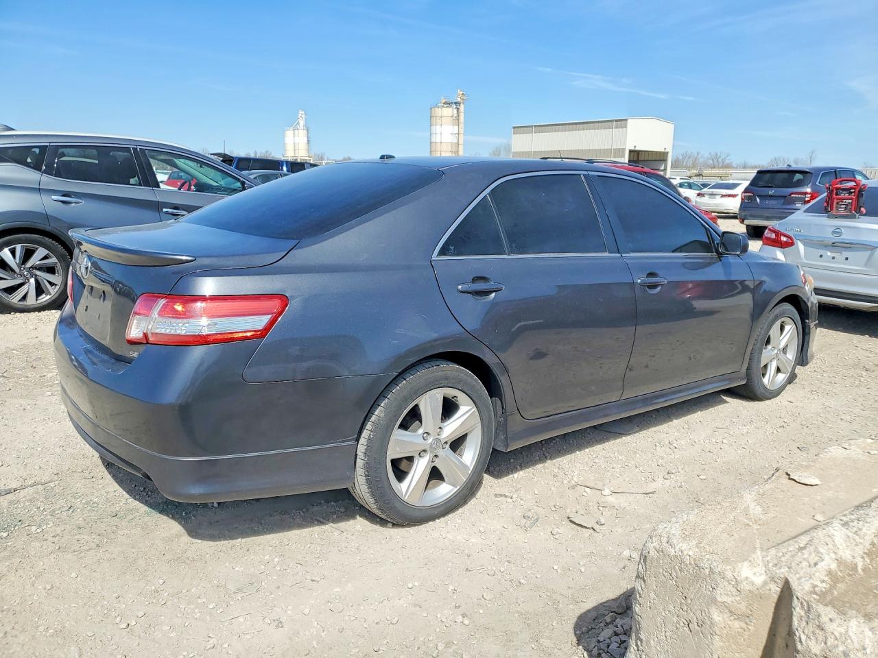 2011 TOYOTA CAMRY SE photo 3