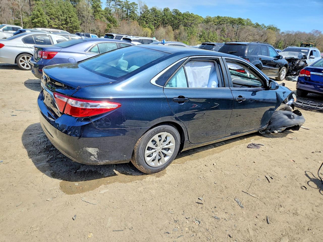 2017 TOYOTA CAMRY LE photo 5