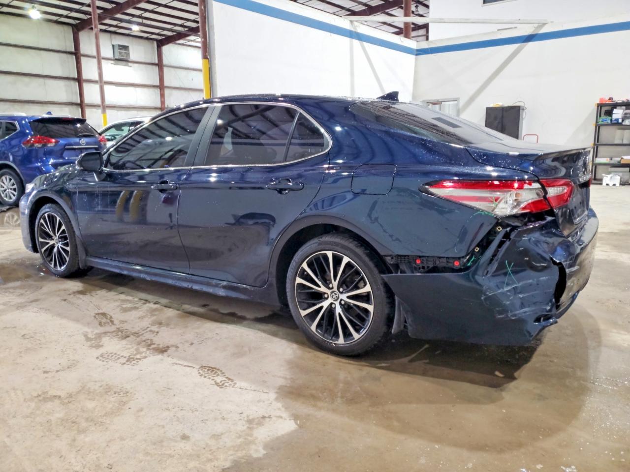 2019 TOYOTA CAMRY SE photo 3