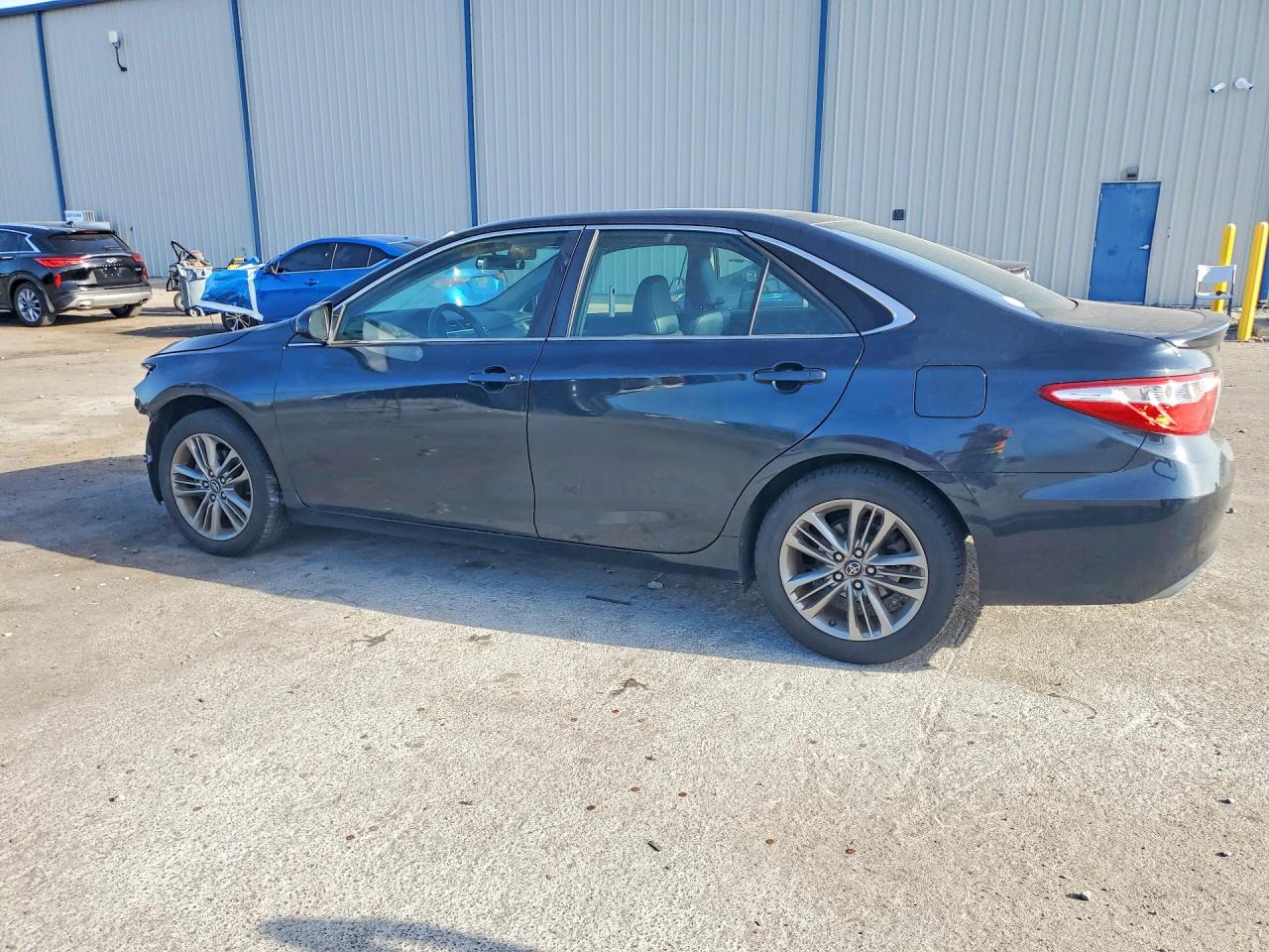 2017 TOYOTA CAMRY SE photo 3