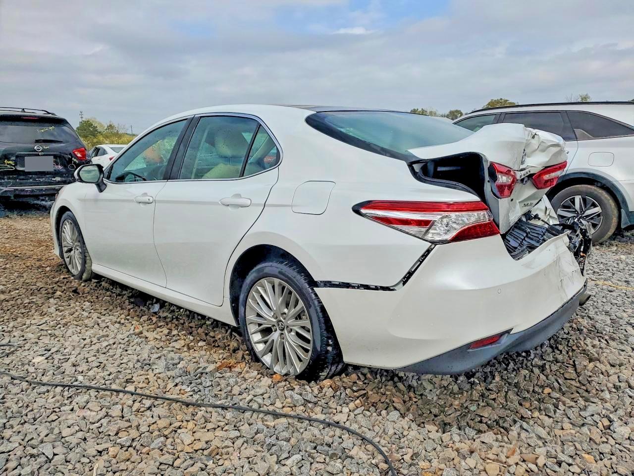2018 TOYOTA CAMRY XLE photo 3