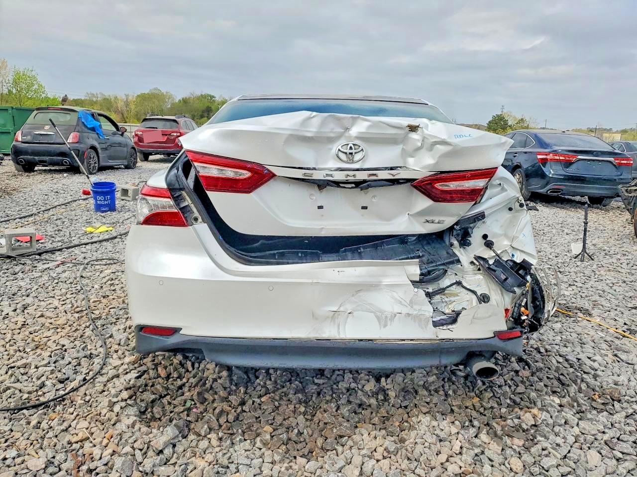 2018 TOYOTA CAMRY XLE photo 11
