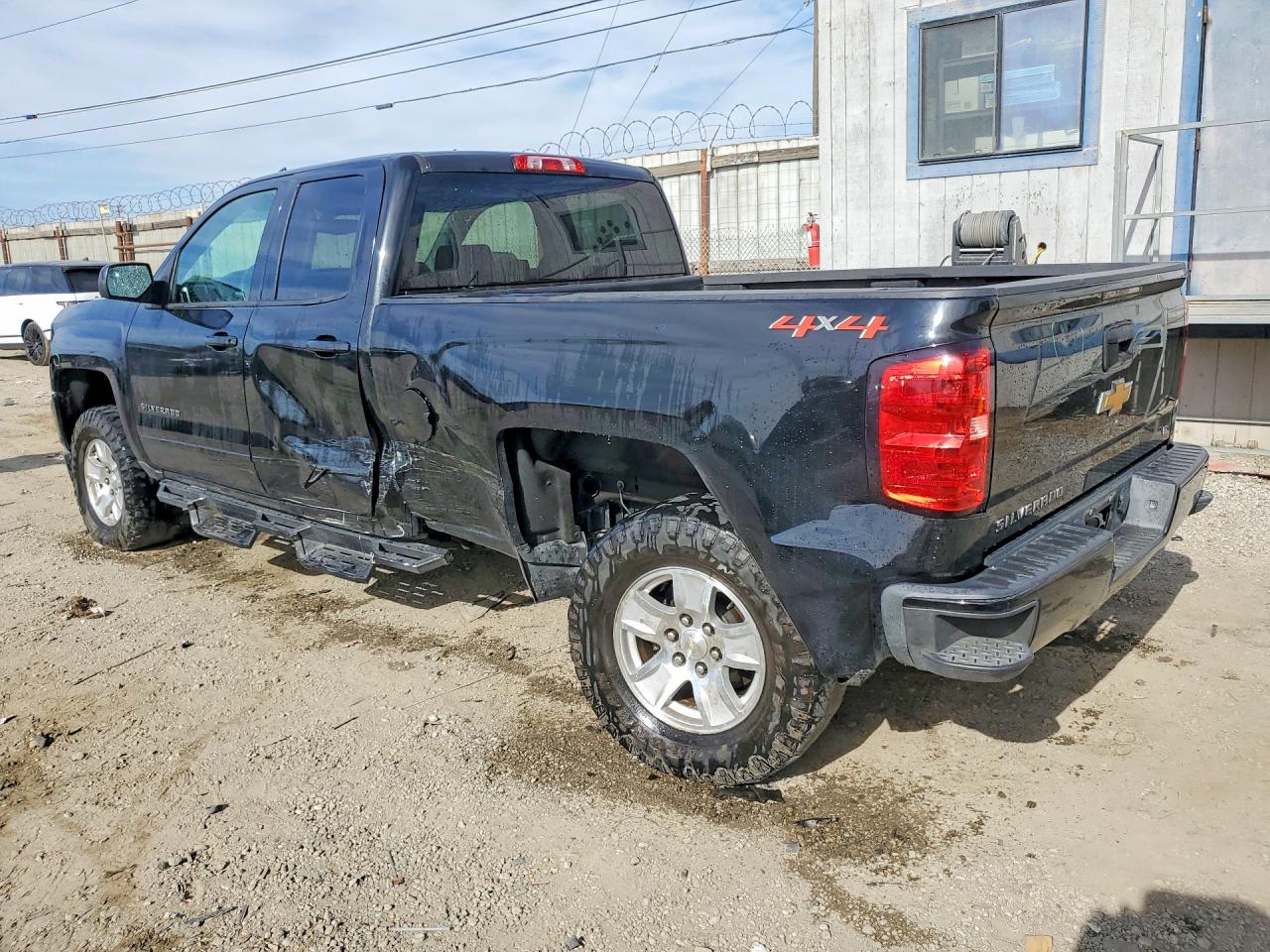 2018 CHEVROLET SILVERADO K1500 LT photo 2
