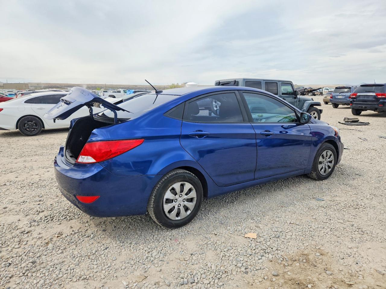 2017 HYUNDAI ACCENT SE photo 5