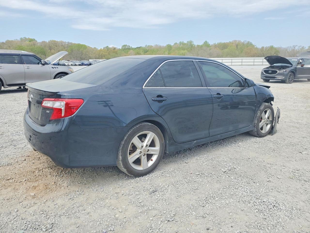 2014 TOYOTA CAMRY SE photo 5