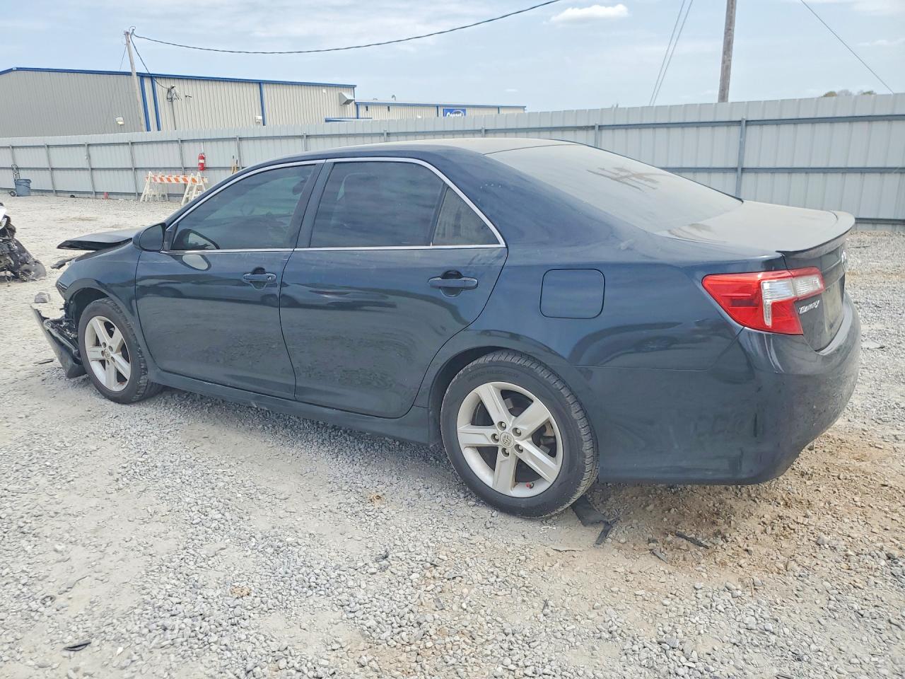 2014 TOYOTA CAMRY SE photo 3
