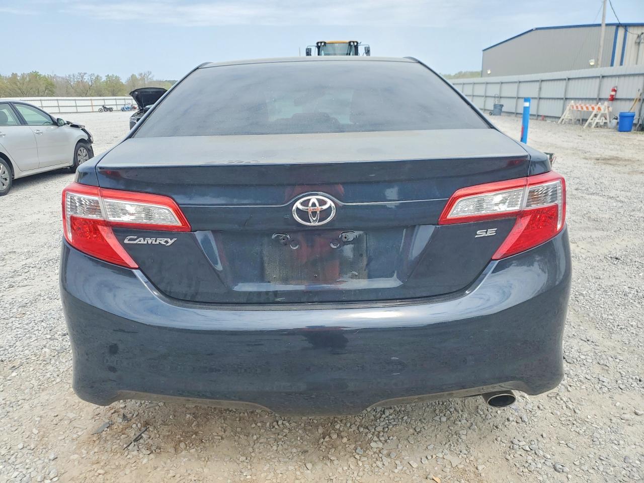 2014 TOYOTA CAMRY SE photo 11