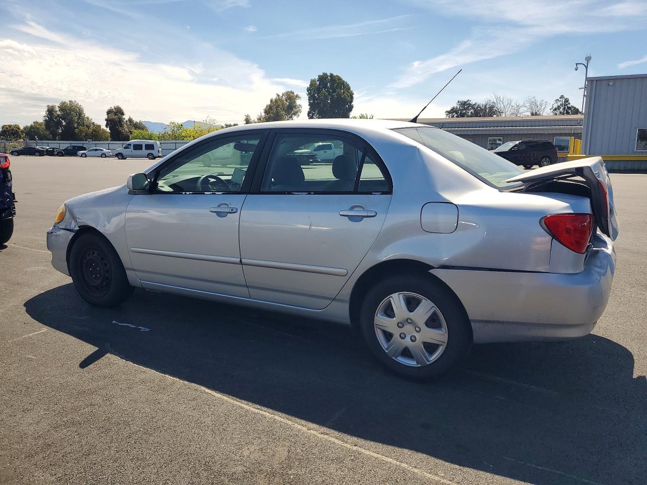 2005 TOYOTA COROLLA LE photo 3